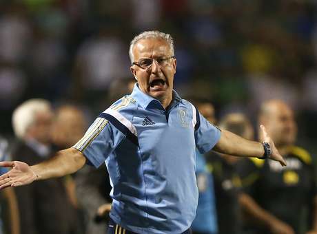 Com Marcelo Oliveira e Tobio fora, Dorival observa zagueiros da base