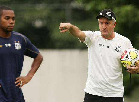 Dorival e Robinho fazem 1º duelo em 