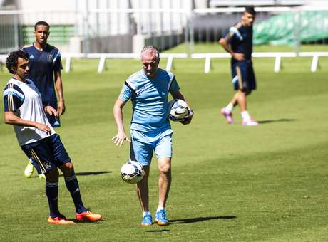 Sem 'oba-oba', Dorival pede concentração em estreia na Arena