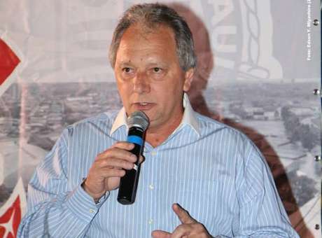 Candidato critica arena e diz que não teria contratado Tite