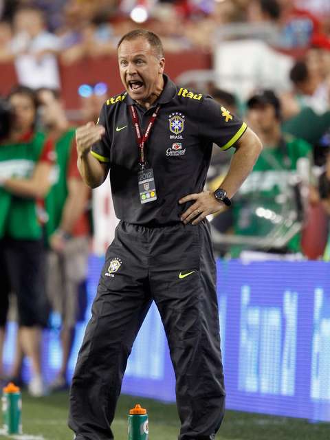 Reformular, apanhar, sair: Mano repete calvário da Seleção