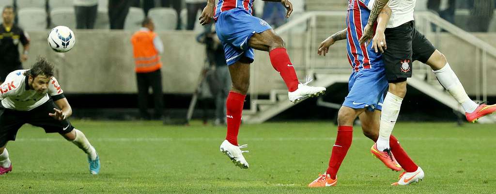 Em 1ª chance titular, Romero cumpre tática e brilha com gol