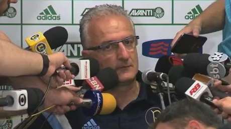 Palmeiras precisa saber jogar sem Valdivia, diz Dorival