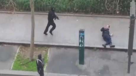 Vdeo mostra homens atirando em policial em ataque em Paris