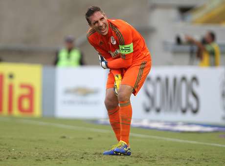 Prass sente incômodo, retira pinos do cotovelo e segue fora