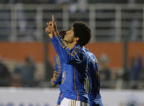 Leandro comemora do seu “jeito”, mas entende críticas e quer melhora