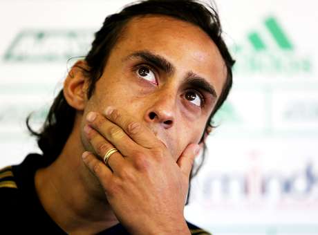 Valdivia se irrita com brincadeira e xinga Tiago Leifert