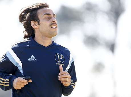 Valdivia dá susto, mas treina bem e deve pegar São Paulo