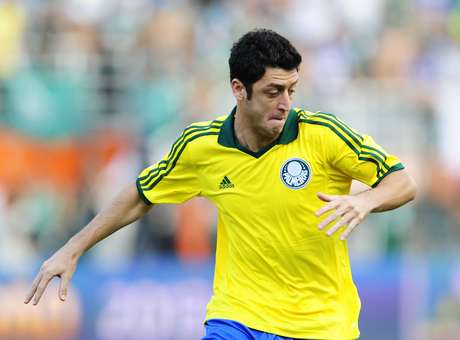 Goiás acerta retorno do meia Felipe Menezes