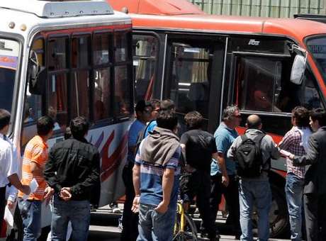 Chile: Gremio de microbuseros del transporte publico de la región de Los Lagos, Los Ríos y la  Araucania,  exigen dialogo con el gobierno.