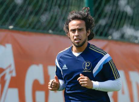 Separado de grupo, Valdivia corre em campo e brinca com bola