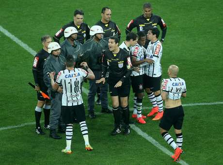 Cristóvão culpa arbitragem por empate do Flu com Corinthians