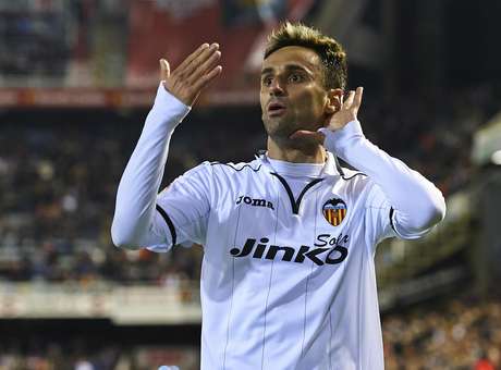 Com Jonas liberado só em 2015, Corinthians descarta atacante