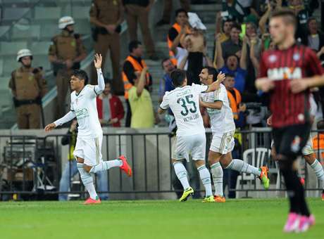 Com novos técnicos, Atlético-PR e Palmeiras ficam no 1 a 1