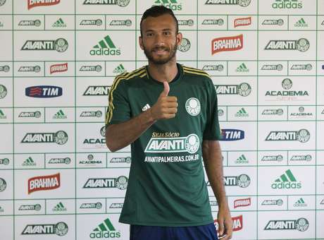 Quase corintiano, Leandro já se diz em casa no Palmeiras