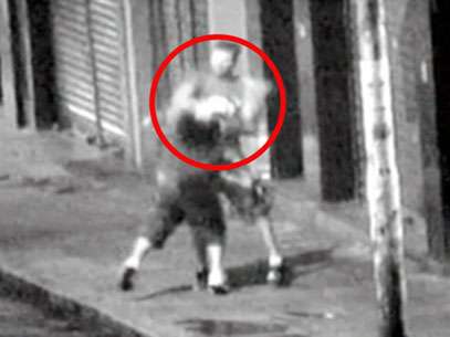 Imagens das câmeras de segurança da Brigada Militar de Porto Alegre flagraram a ação do bandido; ele foi preso momentos depois do crime. Foto: Reprodução