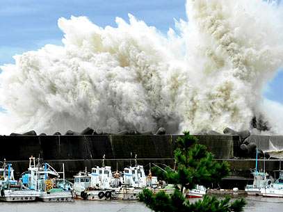 Onda gigante atinge o porto da cidade de Kiho, na Prefeitura de Mie, no centro do país. Foto: AP