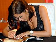 Larissa Riquelme autografa a 'Playboy' de setembro. Foto: Celso Akin/AgNews