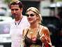 Mirella Santos e Latino fazem compras em S�o Paulo. Foto: AgNews