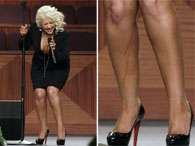 Christina Aguilera foi flagrada com marcas na perna durante homenagem em funeral da cantora Etta James; assuntou foi debatido nas redes sociais e sites de celebridades. Foto: Reuters