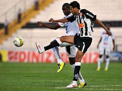 Alan Kardec chuta durante a partida com Paulista em Jundia�; atacante foi o respons�vel pelo empate do Santos. Foto: Ivan Sorti/Ag�ncia Lance