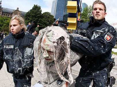 A pol�cia alem� removeu pacificamente manifestantes anticapitalistas. Foto: AP