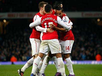 Van Persie, com dois gols, e Walcott foram os respons�veis pela classifica��o da equipe londrina. Foto: AP