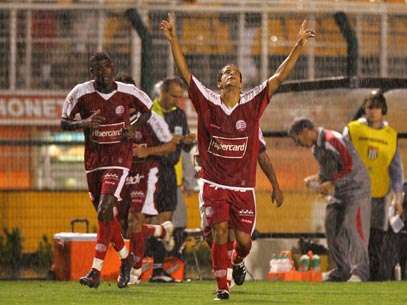 Bruno Mineiro comemora gol do N�utico contra o Corinthians. Foto: Marcelo ferrell/Gazeta Press