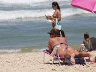 Mulher aproveita sol forte para se bronzear em praia de Florian�polis. Foto: Fabr�cio Escandiuzzi/Especial para Terra
