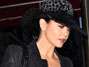 Catherine Zeta-Jones saiu de seu apartamento em Nova York vestida com cal�a, jaqueta e botas de couro. Foto: Reprodu��o