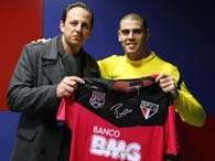 Goleiro V�ldes se encontrou com Rog�rio Ceni e postou a foto em seu Facebook oficial. Foto: Facebook/Divulga��