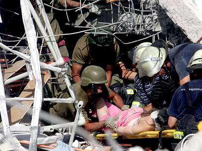 Ao menos 100 pessoas estariam soterradas. Foto: AFP