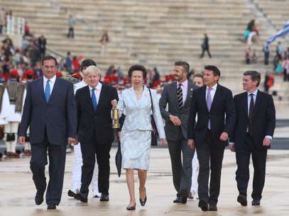 Ao lado de Beckham, princesa Ana carrega a chama ol�mpica devidamente protegida. Foto: Getty Images