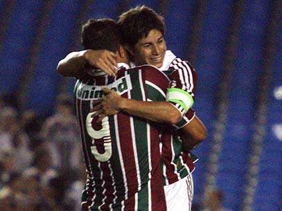 Washington, que marcou dois, abraça Conca na vitória do Fluminense. Foto: Ricardo Ayres/Photocamera Washington, que marcou dois, abraça Conca na vitória do Fluminense. Foto: Ricardo Ayres/Photocamera