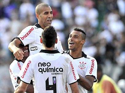 Emerson Sheik, do Corinthians, comemora gol que garantiu a vit�ria de sua equipe frente ao Linense no Pacaembu. Foto: Fernando Borges/Terra
