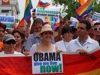 Mariela Castro (de chap�u), filha do presidente cubano Ra�l Castro, participa da marcha contra a homofobia em Havana. Foto: AFP