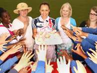 Heptatleta brit�nica Jessica Ennis passou um dia com os f�s e fez at� papel de "gar�onete" ao oferecer cupcakes. Foto: Getty Images
