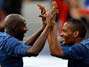 Alou Diarra e Malouda comemoram o segundo gol franc�s na vit�ria sobre a S�rvia. Foto: Reuters