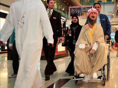 Rob� chama a aten��o ao circular pelo aeroporto internacional de Dubai. Foto: EFE