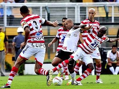 Emerson Sheik, do Corinthians, � cercado por rivais do Linense durante parte partida no Pacaembu. Foto: Fernando Borges/Terra