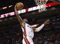 Dwyane Wade voltou de les�o e teve boa atua��o, anotando 28 pontos para o Miami Heat. Foto: AP