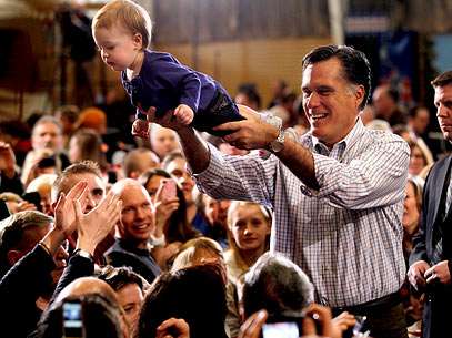 Pr�-candidato republicano Mitt Romney segura Madison Busch, 1 ano, em campanha no Estado de Colorado. Foto: AP