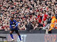 Evra foi perseguido pela torcida do Liverpool. Foto: Reuters