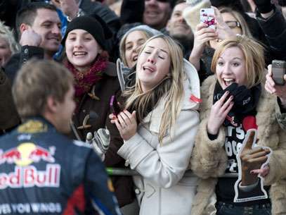 Sebastian Vettel e Mark Webber pilotaram seus carros pelas ruas de Milton Keynes. Foto: AFP