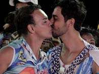 Dicesar Ferreira, participante do BBB 10, ganha selinho de um integrante do afox� Filhos de Gandhy nesta �ltima ter�a-feira, no Carnaval de Salvador. Foto: Raoni Lib�rio/Especial para Terra