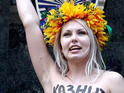 Integrantes do grupo Femen protestam seminuas em frente à sede da promotoria da Ucrânia, em Kiev. Foto: Reuters