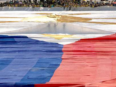 Partid�rios do pastor e candidato presidencial Eddie Villanueva estendem bandeira. Foto: Reuters