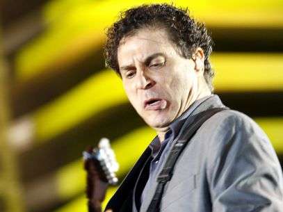 Com m�sicas de Gilberto Gil e Caetano Veloso, Frejat abriu a noite em Salvador. Foto: Margarida Neide/Ag�ncia A Tarde