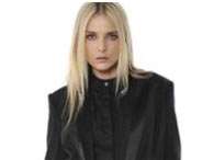 Calças ajustadas e casacos de ombros marcados, itens sempre presentes nas coleções da Balmain, também aparecem na linha da Pierre Balmain. Foto: Divulgação