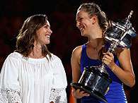 Martina Hingis entrega trof�u para Azarenka. Foto: Getty Images